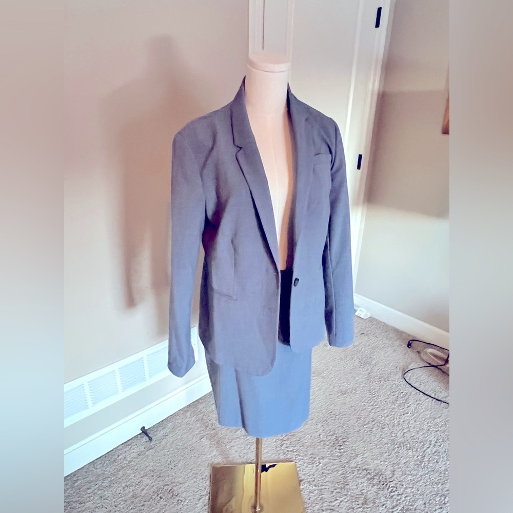 Banana republic size 8 women’s skirt suit, barely worn!